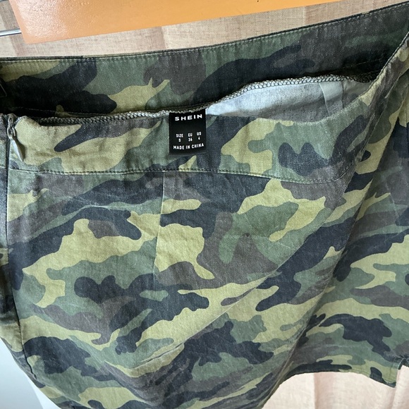 SHEIN Green Camo Mini Skirt - Picture 2 of 3
